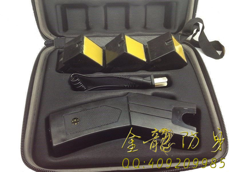 男子咋樣購電擊槍